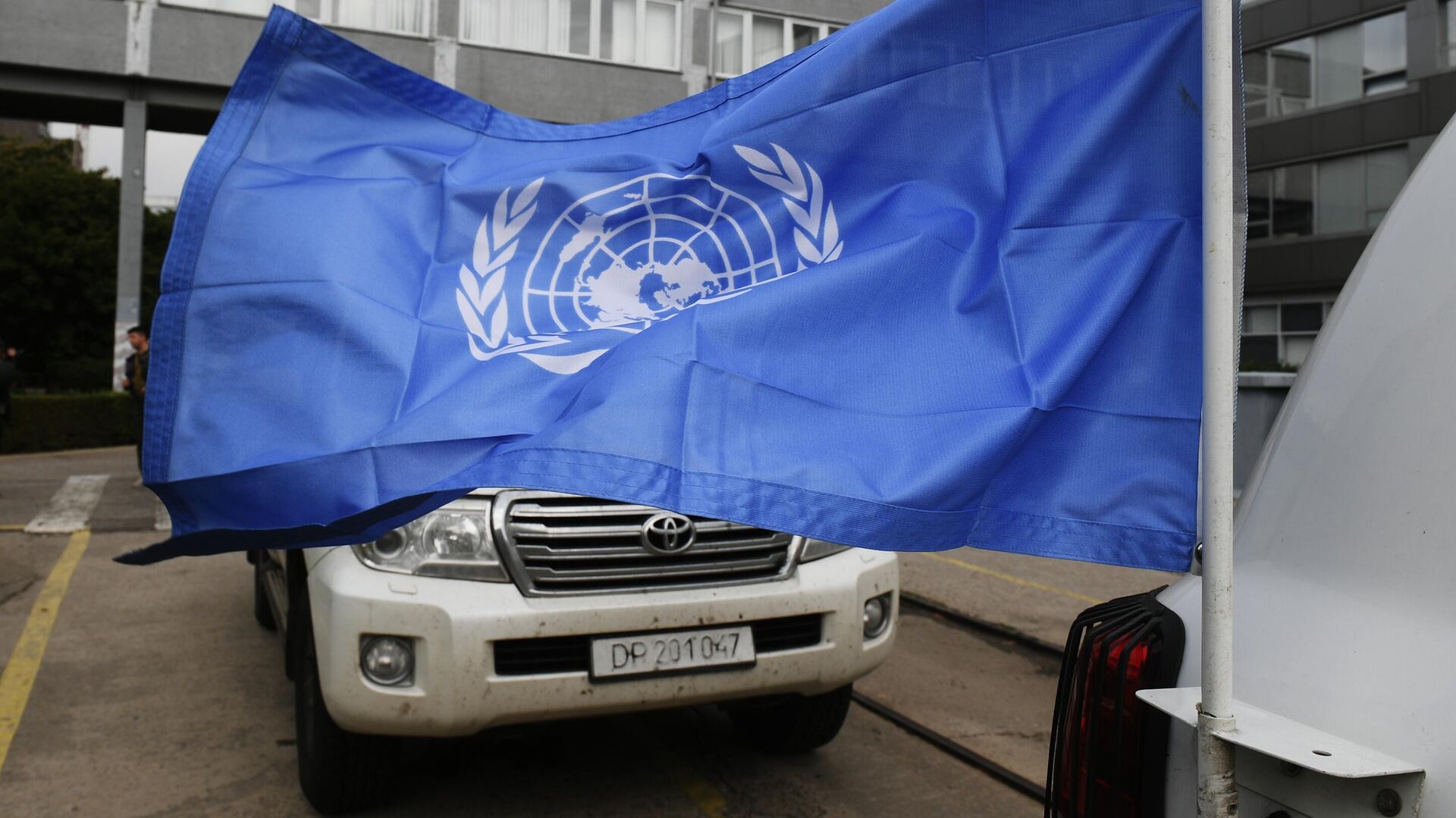Флаг ООН на автомобиле с делегатами Международного агентства по атомной энергии (МАГАТЭ) на территории Запорожской атомной электростанции - РИА Новости, 1920, 22.09.2022