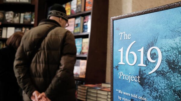 Книга Проект 1619 в книжном магазине Нью-Йорка 