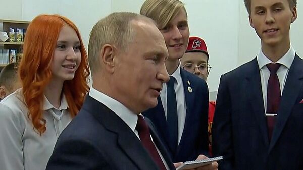 Здорово! – Путин спел гимн России вместе со школьниками