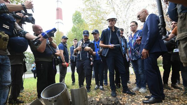 Генеральный директор и делегаты МАГАТЭ осматривают место падения крылатой ракеты на территории Запорожской атомной электростанции