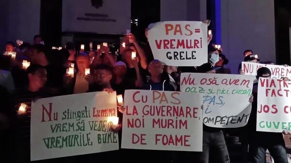 Участники акции протеста возле здания администрации президента Молдавии в Кишеневе. Кадр из видео