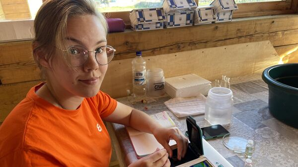 Сотрудник экспедиции, Дарья Кущ проводит гидрохимический анализ проб воды