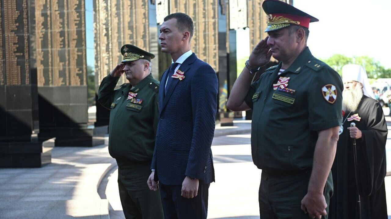 Глава Хабаровского края Михаил Дегтярев во время возложения цветов к Вечному огню на площади Славы в Хабаровске - РИА Новости, 1920, 02.09.2022