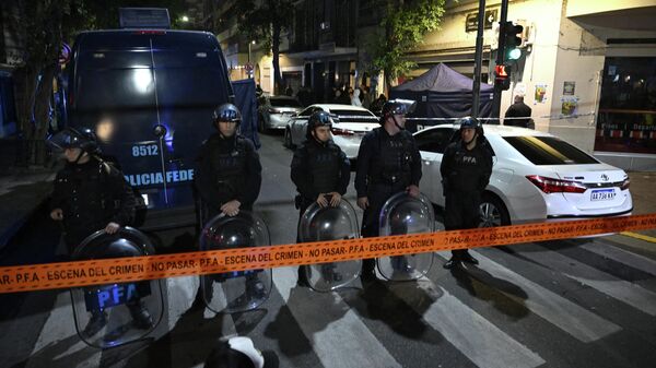Полицейские на месте нападения на вице-президента Аргентины Кристину Киршнер в Буэнос-Айресе