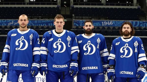 Хоккеист московского Динамо Андрей Миронов (второй слева)