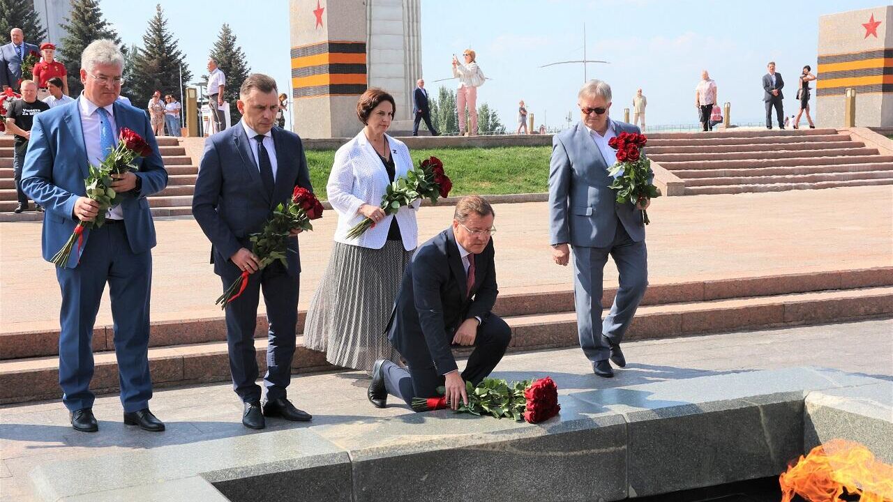 Губернатор Самарской области Дмитрий Азаров во время возложения цветов к Вечному огню в память о погибших в годы Второй мировой войны защитниках Отечества - РИА Новости, 1920, 02.09.2022