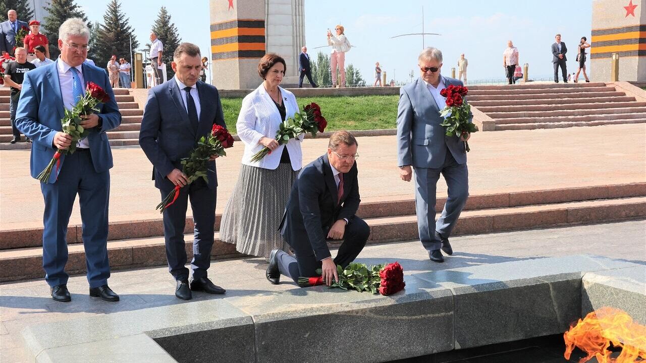 Губернатор Самарской области Дмитрий Азаров во время возложения цветов к Вечному огню в память о погибших в годы Второй мировой войны защитниках Отечества - РИА Новости, 1920, 02.09.2022