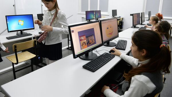 Дети во время занятий в компьютерном классе