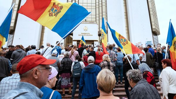 Протестующие перед зданием администрации президента Молдавии в Кишиневе с требованием освободить депутата от Партии Шор Марину Таубер и прекратить давление на оппозицию