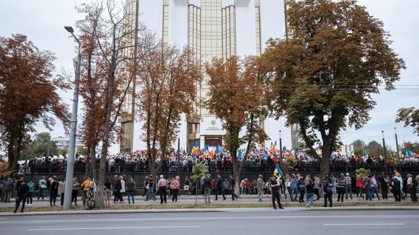 Протестующие перед зданием администрации президента Молдавии в Кишиневе с требованием освободить депутата от Партии Шор Марину Таубер и прекратить давление на оппозицию