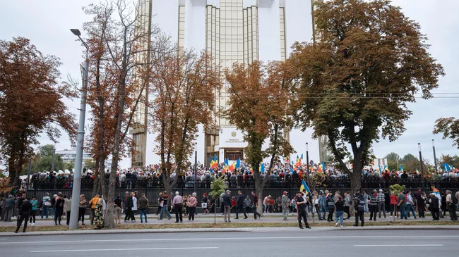 Протестующие перед зданием администрации президента Молдавии в Кишиневе с требованием освободить депутата от Партии Шор Марину Таубер и прекратить давление на оппозицию