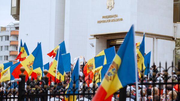 Протестующие перед зданием администрации президента Молдавии в Кишиневе