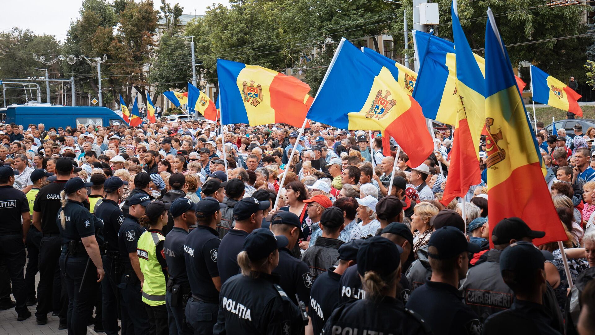 Сотрудники правоохранительных органов и протестующие перед зданием администрации президента Молдавии в Кишиневе - РИА Новости, 1920, 15.09.2022