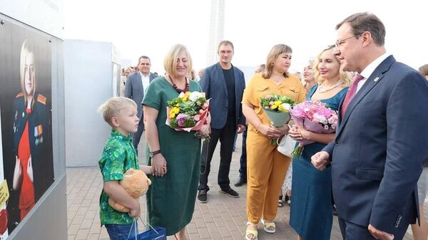 Самарский губернатор принял участие в открытии фотовыставки Жены героев
