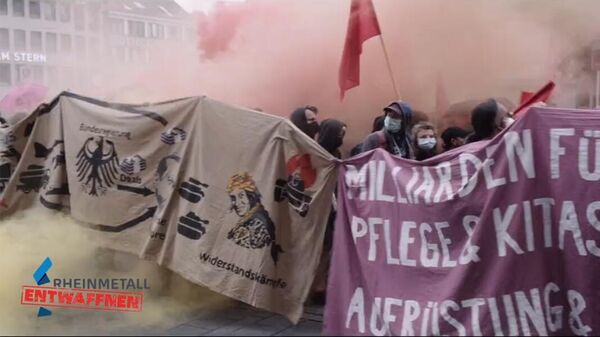 Участники акции протеста против поставок оружия Украине в Касселе, Германия