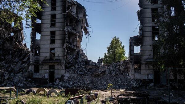 Разрушенный дом на одной из улиц в Северодонецке