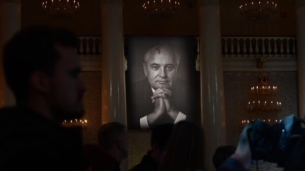 Портрет первого президента СССР Михаила Горбачева на церемонии прощания в Колонном зале Дома союзов в Москве