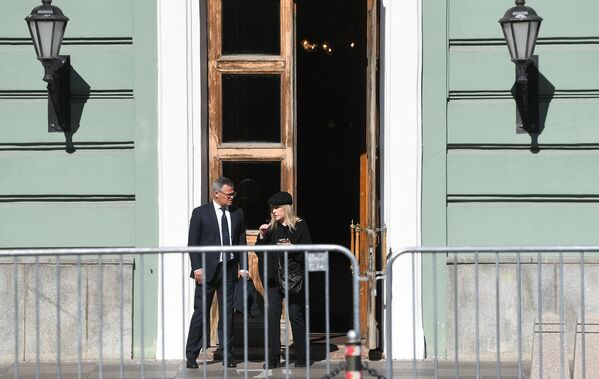 Певица Алла Пугачева выходит из Дома союзов, где проходит церемония прощания с бывшим президентом СССР Михаилом Горбачевым