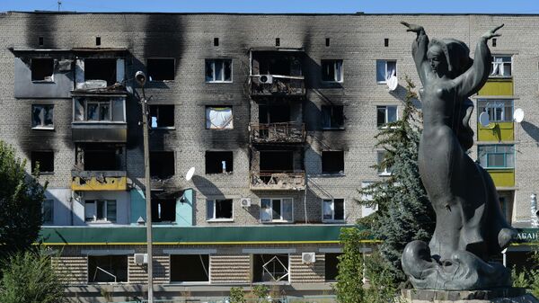 Здание в районе автовокзала в Изюме, разрушенное после обстрелов со стороны Вооруженных сил Украины