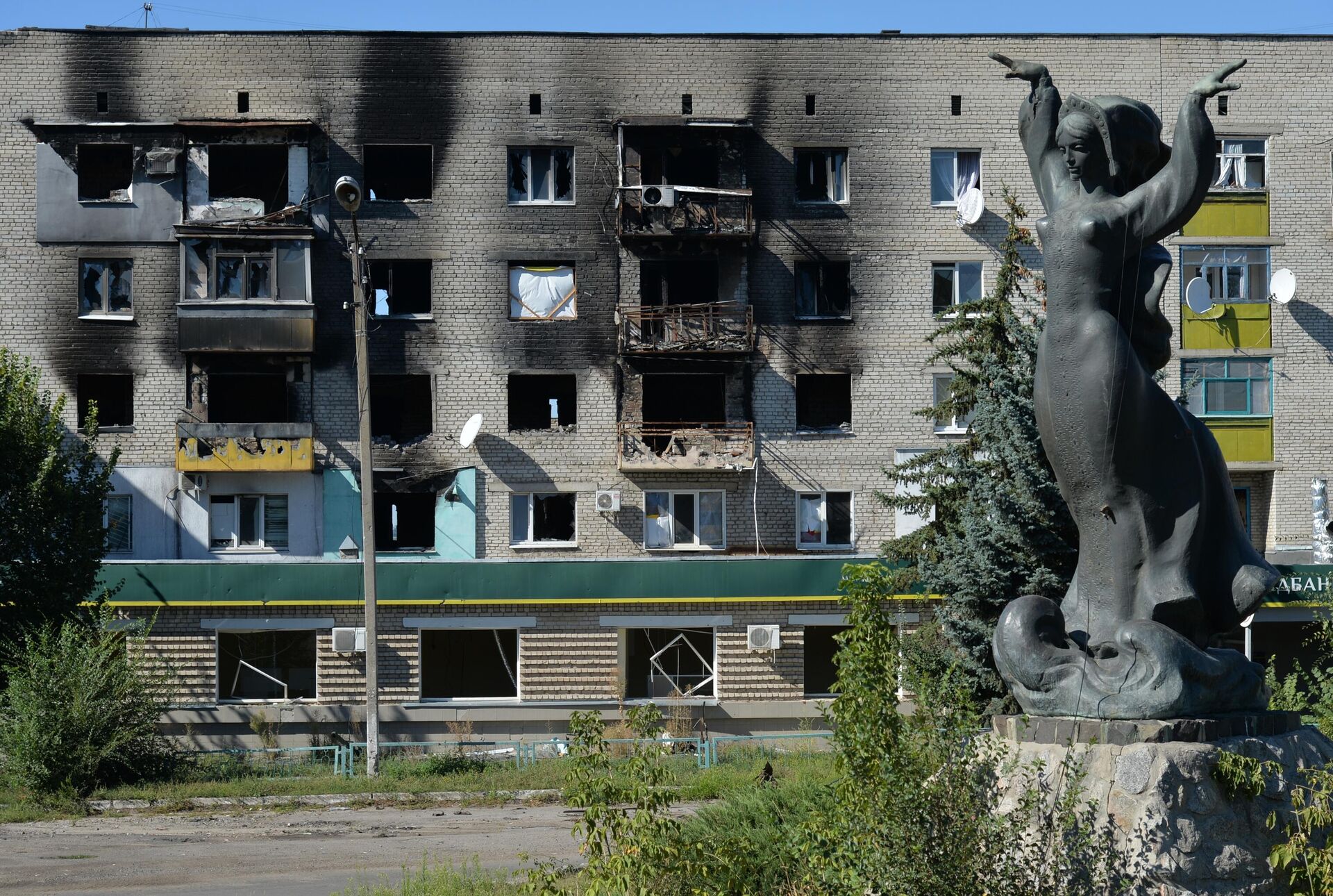 Здание в районе автовокзала в Изюме, разрушенное после обстрелов со стороны Вооруженных сил Украины - РИА Новости, 1920, 28.09.2022