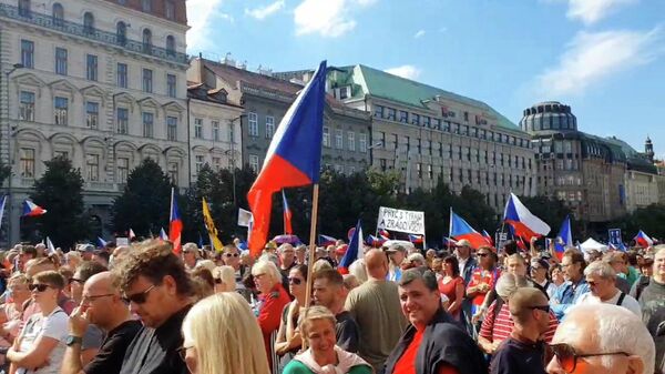 Антиправительственный митинг в центре Праги 