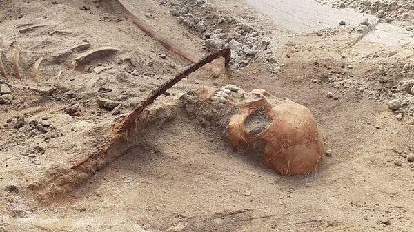 Daily Mail | Скелет женщины из захоронения на кладбище в Польше
