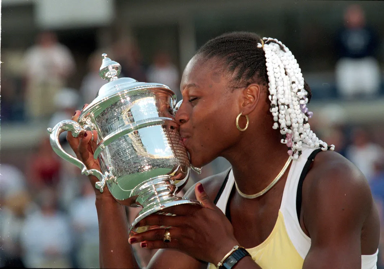 Серена Уильямс с трофеем US Open 1999 г.