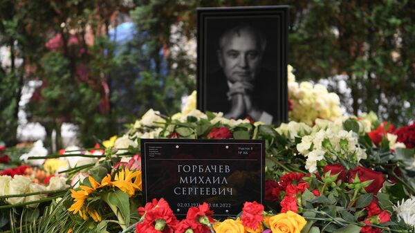 Цветы и портрет на могиле бывшего президента СССР Михаила Горбачева на Новодевичьем кладбище