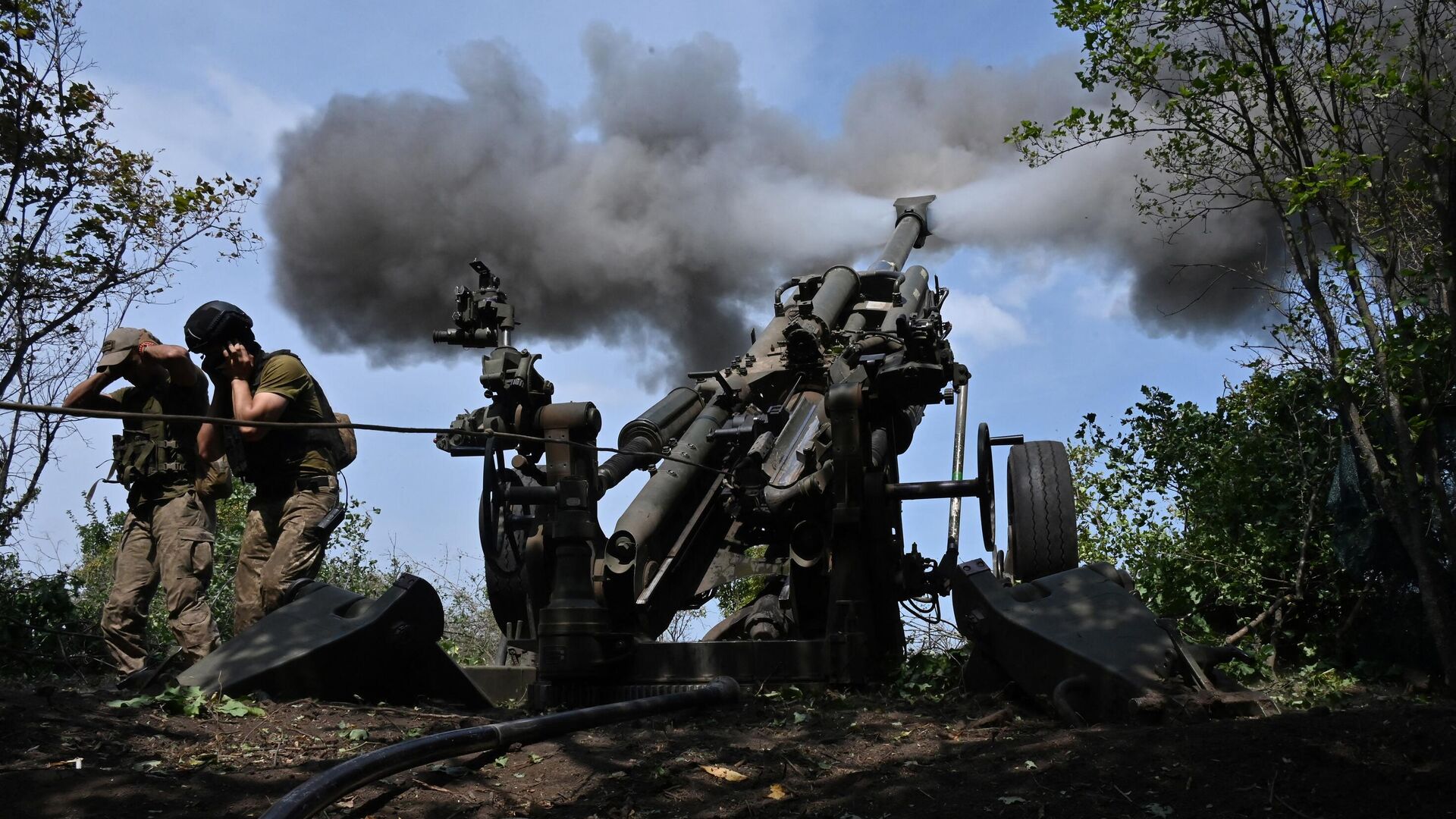 Украинские военнослужащие ведут огонь из гаубицы M777 - РИА Новости, 1920, 04.09.2022