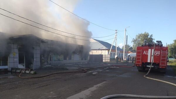 Последствия пожара в магазине поселка Сосьва Свердловской области