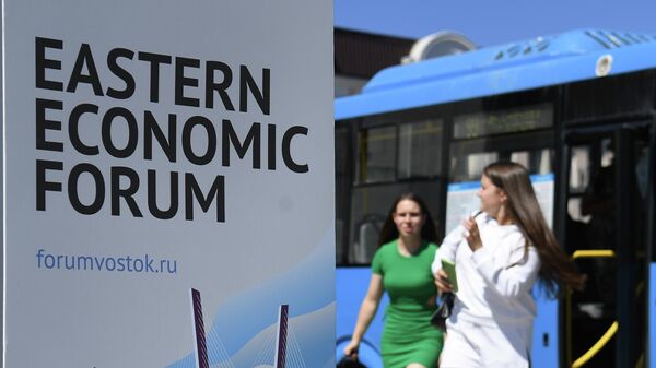 Баннер с символикой Восточного экономического форума во Владивостоке
