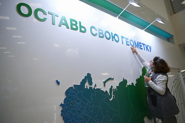 Стенд с картой России на выставке Восточного экономического форума во Владивостоке