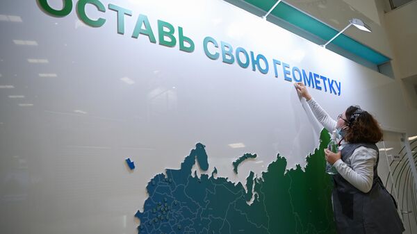 Стенд с картой России на выставке Восточного экономического форума во Владивостоке