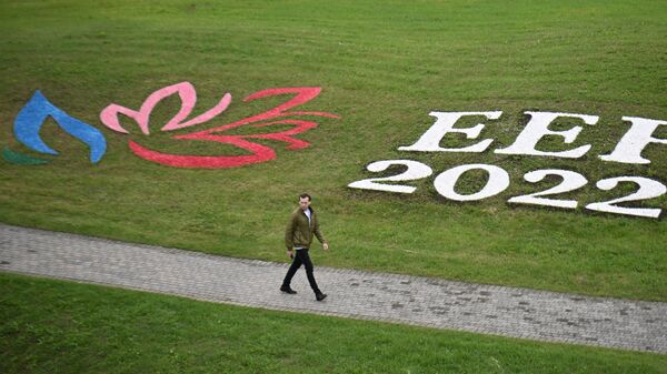Клумбы с символикой Восточного экономического форума на территории Дальневосточного федерального университета