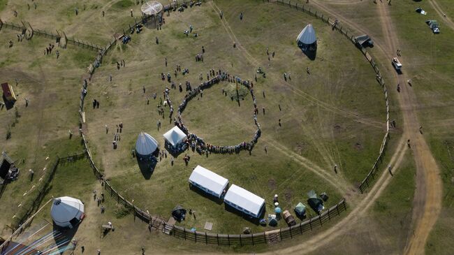 Празднование традиционного якутского праздника Ысыах Туймаады в местности Ус Хатын недалеко от Якутска