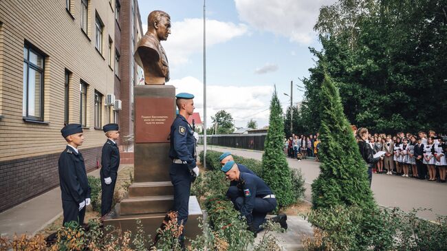 Церемония открытия бюста Герою России подполковнику Олегу Ильину в средней образовательной школе № 19 городского округа Щелково