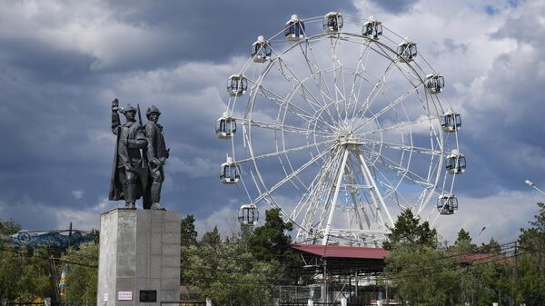 Памятник первым комсомольцам в Якутии. На заднем плане 40-метровое колесо обозрения в парке культуры и отдыха Якутска