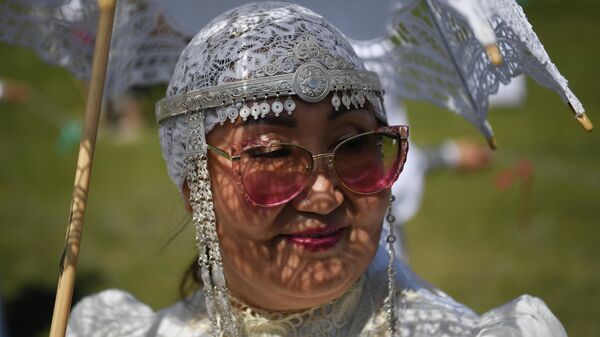 Участница празднования традиционного якутского праздника Ысыах Туймаады в местности Ус Хатын недалеко от Якутска