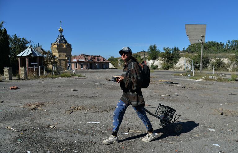 Женщина неподалеку от Мемориала славы на горе Кременец