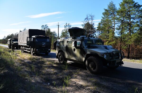 Колонна автомобилей войск специального назначения ВС России неподалеку от Изюма