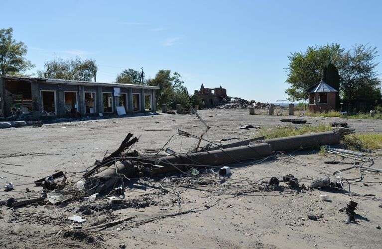 Разрушенные после обстрелов со стороны ВСУ здания неподалеку от Мемориала славы на горе Кременец