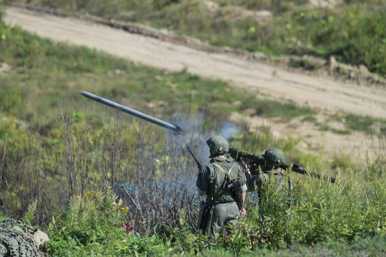 Военнослужащие совершают выстрел из переносного зенитного ракетного комплекса Игла в ходе стратегических командно-штабных учений Восток-2022 на полигоне Успеновский