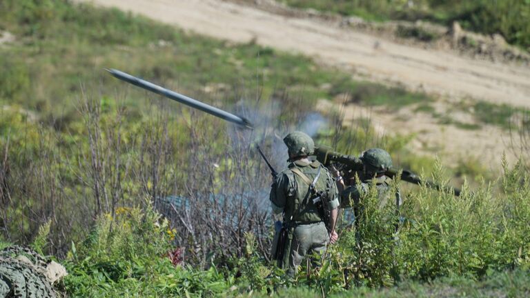 Военнослужащие совершают выстрел из переносного зенитного ракетного комплекса Игла в ходе стратегических командно-штабных учений Восток-2022 на полигоне Успеновский