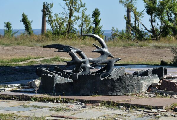 Частично разрушенный Мемориал славы на горе Кременец