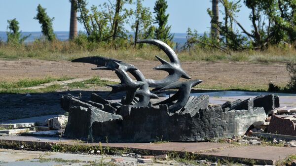 Частично разрушенный Мемориал славы на горе Кременец
