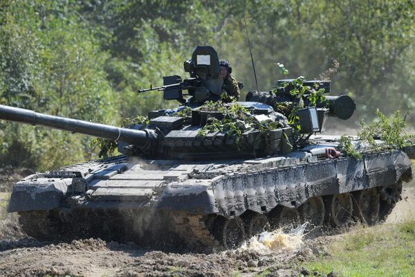 Танк Т-80 в ходе стратегических командно-штабных учений Восток-2022 на полигоне Успеновский