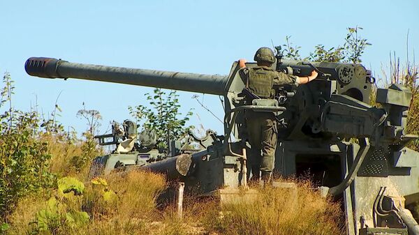 Стрельба из 152-мм самоходной пушки 2С5 Гиацинт в ходе стратегических командно-штабных учений Восток-2022 на полигоне Успеновский