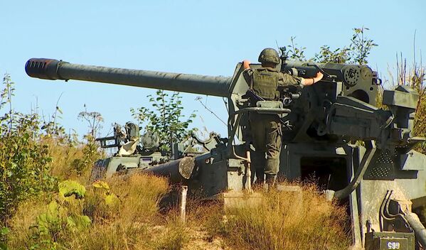 Стрельба из 152-мм самоходной пушки 2С5 Гиацинт в ходе стратегических командно-штабных учений Восток-2022 на полигоне Успеновский