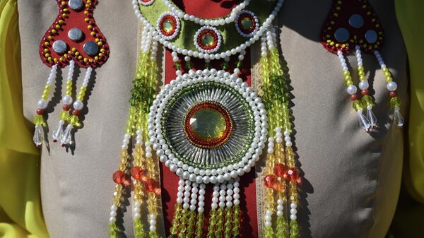 Элементы национального костюма участницы празднования традиционного якутского праздника Ысыах Туймаады в местности Ус Хатын недалеко от Якутска