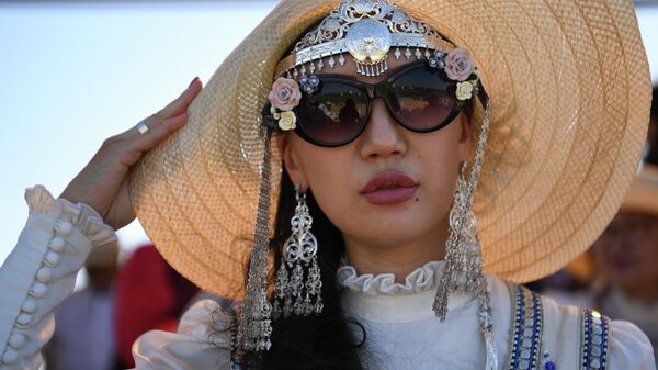 Девушка на праздновании традиционного якутского праздника Ысыах Туймаады в местности Ус Хатын недалеко от Якутска